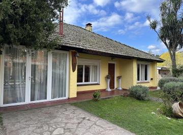 Casa · 130m² · 4 Ambientes · 2 Cocheras · Casa Sobre Dos Lotes