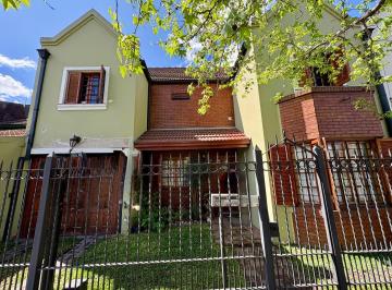 Casa · 130m² · 5 Ambientes · 1 Cochera · Excelente Zona en Adrogue Casa de 5 Amb!