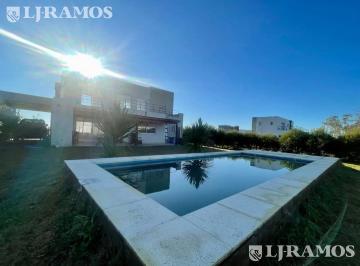 Casa · 160m² · 4 Ambientes · 2 Cocheras · Casa 4 Ambientes a La Venta Barrio Santa Isabel II Lote Interno Mb