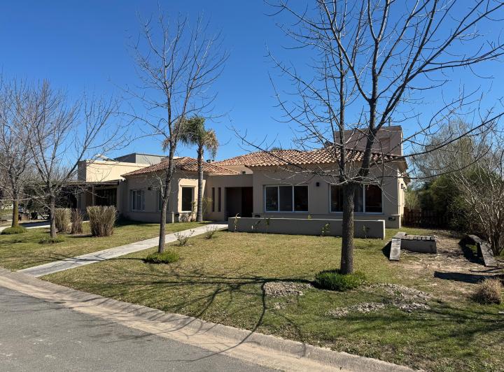 Casa · 370m² · 5 Ambientes · 4 Cocheras