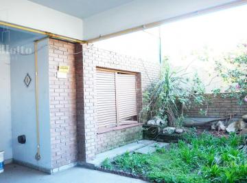 Casa · 175m² · 4 Ambientes · 1 Cochera · Casa 4 Ambientes en Dos Plantas con Quincho, Terraza y Cochera en Lanús Este