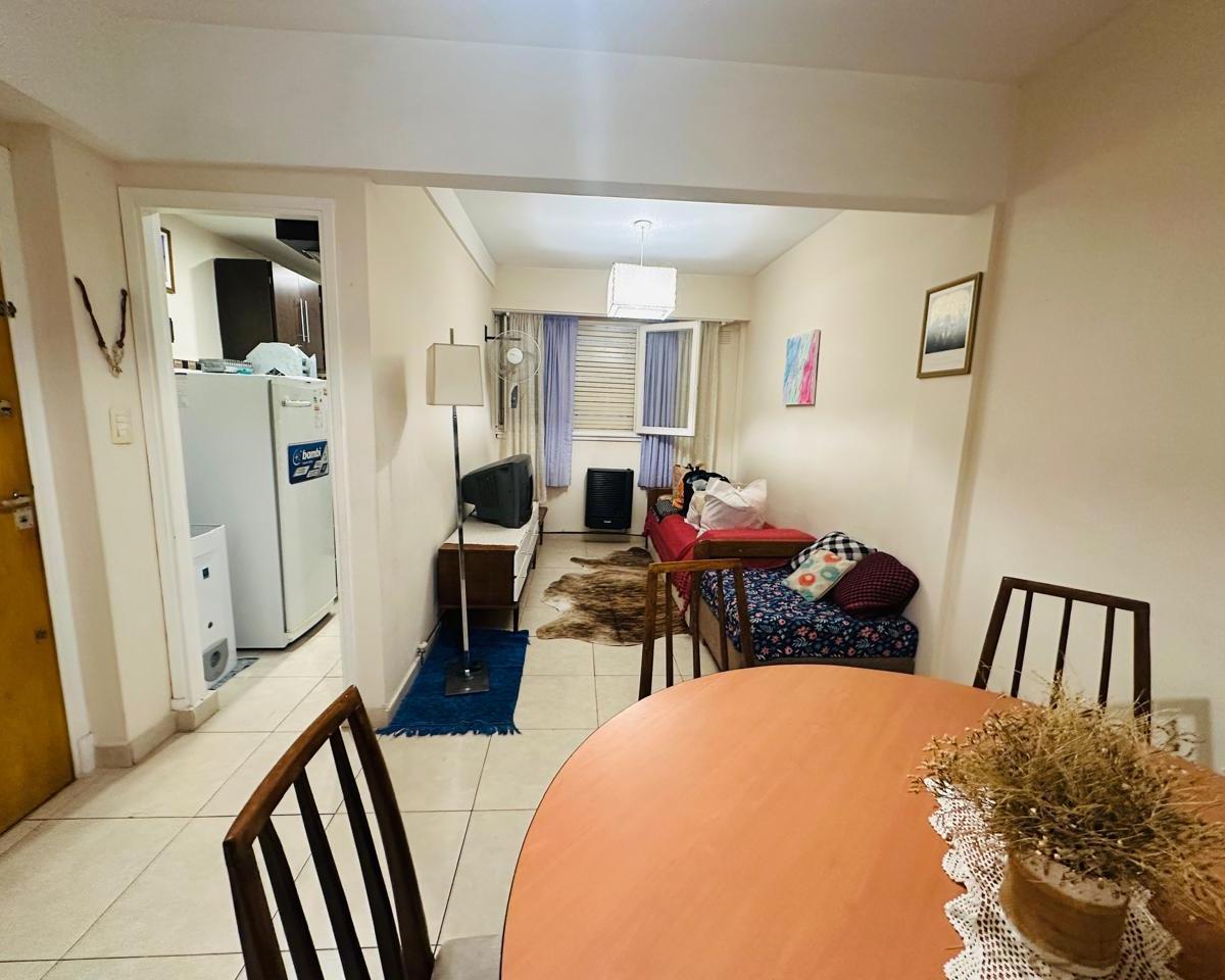 Departamento de 2 ambientes a la calle con balcón