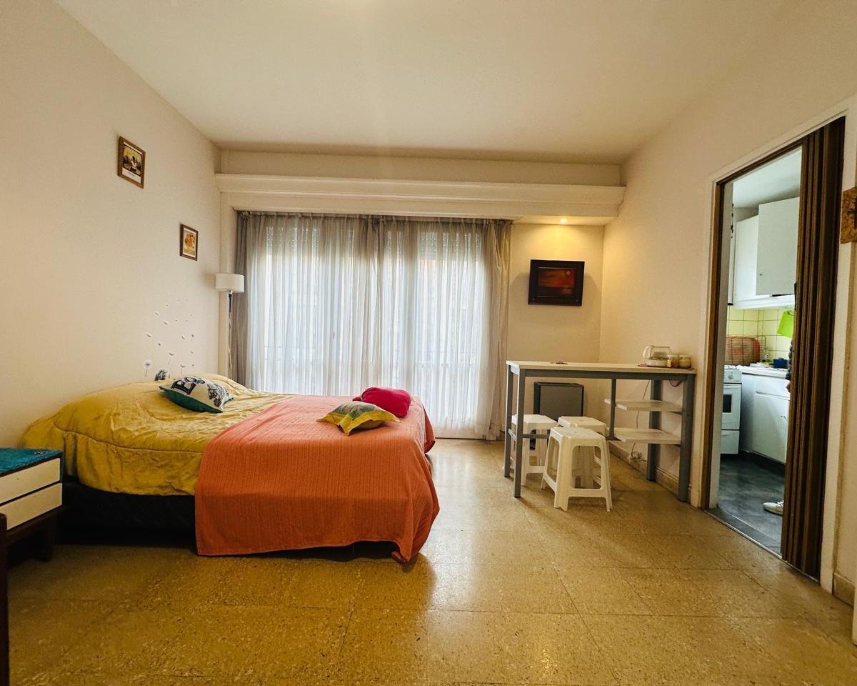 Departamento de 2 ambientes a la calle con balcón francés