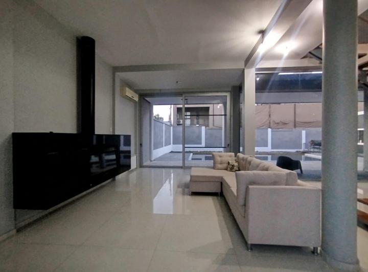 Casa · 292m² · 7 Ambientes · 3 Cocheras