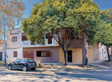 Casa · 214m² · 10 Ambientes · 1 Cochera · Venta - Casa de 4 Dorm., Cochera, Terraza y Patio con Pileta - Rosario