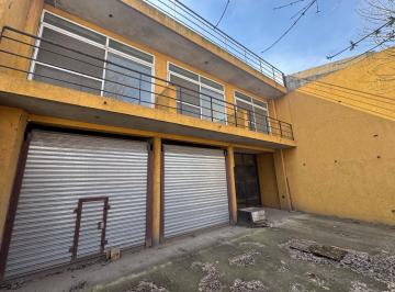 Local comercial · 400m² · 6 Ambientes · 2 Cocheras · Locales a La Venta en de Vicenzo Grande, Pilar