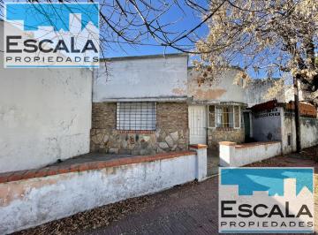 Casa · 60m² · 4 Ambientes · Casa de Dos Dorm. con Patio en Venta Permuta por Departamento