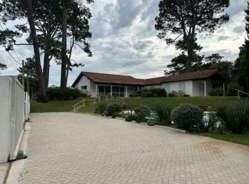 BPV-BPV-10692_2 · Residencia con 5 Suites y Piscina en Punta del Este