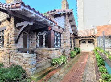 Casa · 272m² · 4 Ambientes · 1 Cochera · Oportunidad! Chalet de Estilo Apto Uso Profesional con Excelente Ubicación