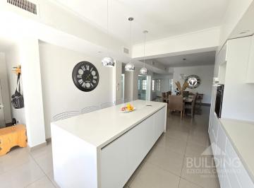 Casa · 439m² · 6 Ambientes · 2 Cocheras · Casa en Venta 4 Dorm. - Cochera - Parque y Pileta - La Plata
