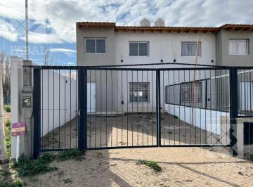 Casa · 75m² · 3 Ambientes · 2 Cocheras · Dúplex Venta en Las Lilas de Plottier, 2 Dorm., Baño, Jardín y Entrada Para Autos