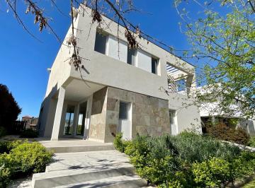 Casa · 235m² · 5 Ambientes · 2 Cocheras · Impecable Casa en Lote Interno en Castaños, Nordelta