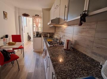Departamento de 3 ambientes, Monte Castro · Departamento Luminoso y con Detalles de Categoría