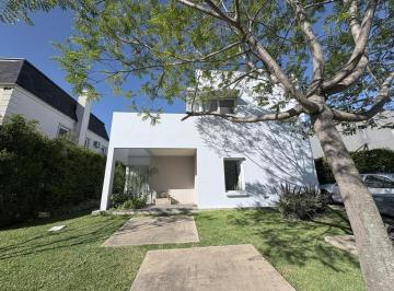 Frente · Casa en Venta en Nordelta Castaños 4 Dorm. con Pileta