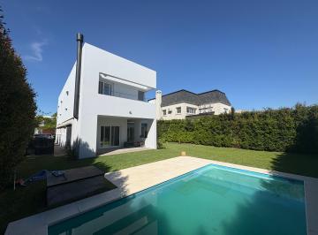 Fondo y pileta · Casa en Venta en Nordelta Castaños 4 Dorm. con Pileta
