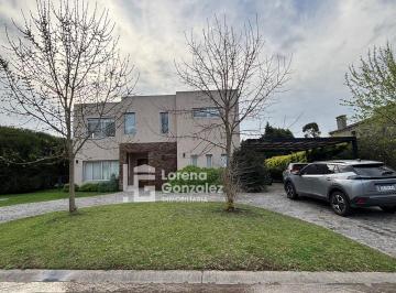 Casa · 220m² · 6 Ambientes · 7 Cocheras · Casa en Venta Haras Santa Maria