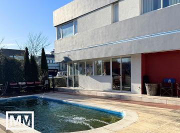 Casa · 220m² · 4 Ambientes · 1 Cochera · Casa en Arenas del Sur