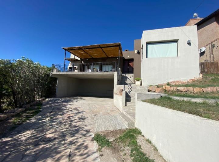 Casa · 220m² · 5 Ambientes · 2 Cocheras