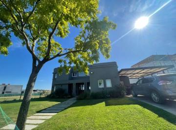 Casa · 335m² · 8 Ambientes · 2 Cocheras · Venta Casa - 8 Ambientes - Barrio Marinas - Puertos del Lago - Al Agua - Oportunidad