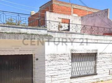 Casa · 122m² · 4 Ambientes · Venta Casa de 4 Ambientes con Garage Cubierto en Ogorman 937,la Matanza.