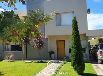 Casa · 200m² · 3 Dormitorios · 2 Cocheras · Casa en Plottier