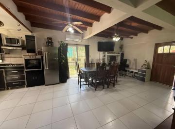 Casa · 147m² · 5 Ambientes · 2 Cocheras · Venta de Casa de 3 Dorm. en City Bell