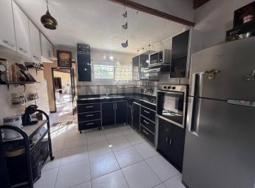 Casa · 147m² · 5 Ambientes · 2 Cocheras · Venta de Casa de 3 Dorm. en City Bell
