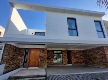 Casa · 323m² · 5 Ambientes · 2 Cocheras · Casa en Venta