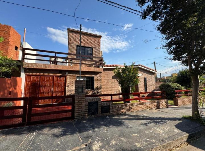 Casa · 95m² · 5 Ambientes · 2 Cocheras