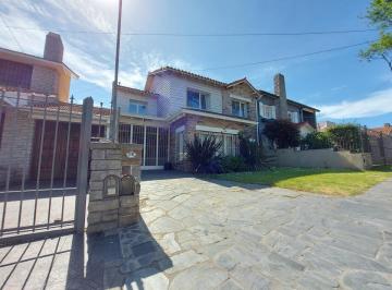 Casa · 316m² · 6 Ambientes · Chalet en El Barrio Playa Grande.