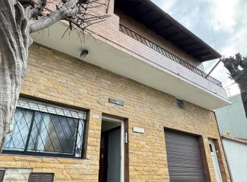 Casa · 270m² · 8 Ambientes · 1 Cochera · Casa Multifamiliar en Venta en Lanús