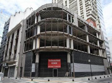 Local comercial · 2300m² · Local en Venta, en Esquina! 41 m Lineales de Vidriera! Pb° 400 m², Ep 200 m², Sobre Lote Propio.