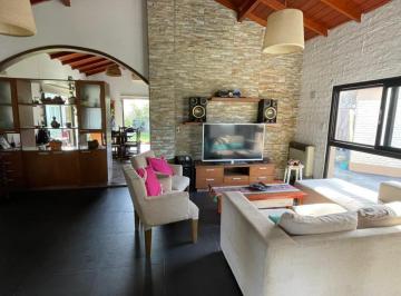 Casa · 160m² · 5 Ambientes · Casa en Ensenada