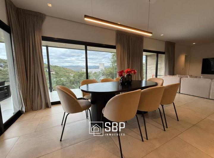 Casa · 280m² · 5 Ambientes · 2 Cocheras