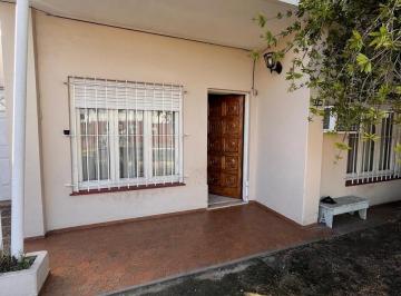 Casa · 200m² · 3 Ambientes · 2 Cocheras · Apto Credito Casa con 3 Dorm., Quincho y Casa Adicional en Lomas de Zamora