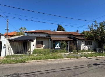 Casa de 4 ambientes, Almirante Brown · Chalet a Reciclar en Excelente Ubicacion - Adrogue - Lote 15.20x20.5