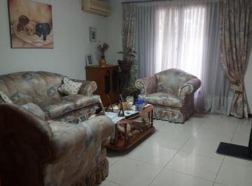 Casa · 160m² · 4 Ambientes · 4 Cocheras · A m de Av o'Higgins Casa con Dpto Independiente