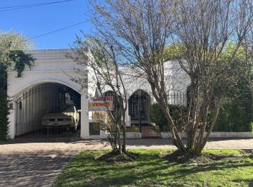 Casa · 115m² · 6 Ambientes · 1 Cochera · Casa Céntrica con Jardín y Quincho
