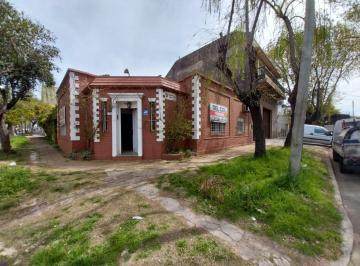 Casa · 185m² · 4 Ambientes · 3 Cocheras · Casa Americana de 4 Amb Sobre Lote en Esquina!
