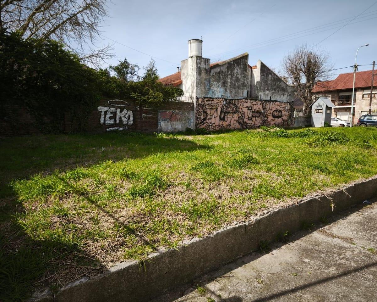 Lote en esquina, excelente ubicacion. Distrito R 6. ideal para la construccion de duplex.