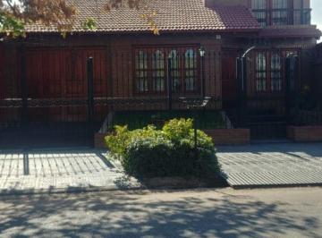 Casa · 239m² · 4 Ambientes · 1 Cochera · Greenwood Inmobiliaria Vende Hermosa Casa Apta Credito en Lujan de Cuyo!