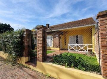 Casa de 4 ambientes, Esteban Echeverría · Hermosa Casa en Venta!