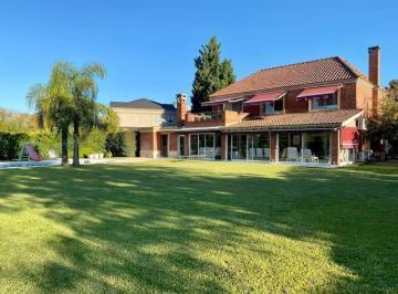 Casa · 350m² · 4 Dormitorios · 1 Cochera · Casa - Ayres de Pilar