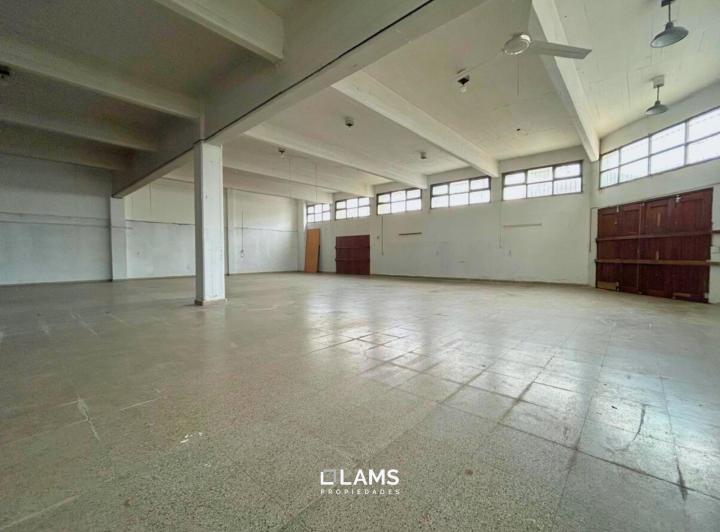 Local comercial · 422m² · 3 Ambientes · 1 Cochera