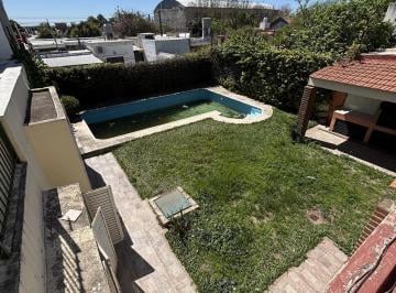 Casa · 299m² · 6 Ambientes · 2 Cocheras · Hermosa Casa en Alto Alberdi de 2 Plantas C/pileta!