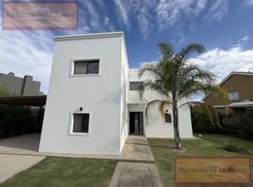 Casa · 200m² · 5 Ambientes · 2 Cocheras · Casa en El Cantón - Puerto - Zona Norte - Escobar - Casa en Venta - a La Laguna