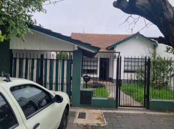 Casa de 3 ambientes, Lomas de Zamora · Chalet 3 Amb con Cochera Fondo Libre en Banfield