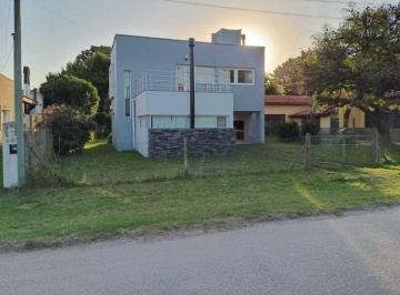 Casa de 3 ambientes, Miramar · Moderna Casa en Barrio Las Lomas.