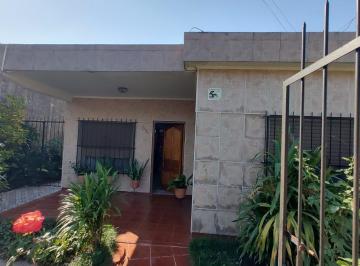 Casa de 5 ambientes, Florencio Varela · Venta, Casa de Material en Bosques. a 200 m de Estacion Bosques.
