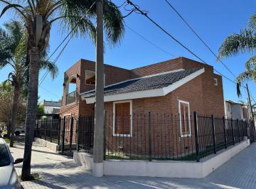 Casa · 220m² · 3 Dormitorios · 2 Cocheras · Casa en Yofre Norte